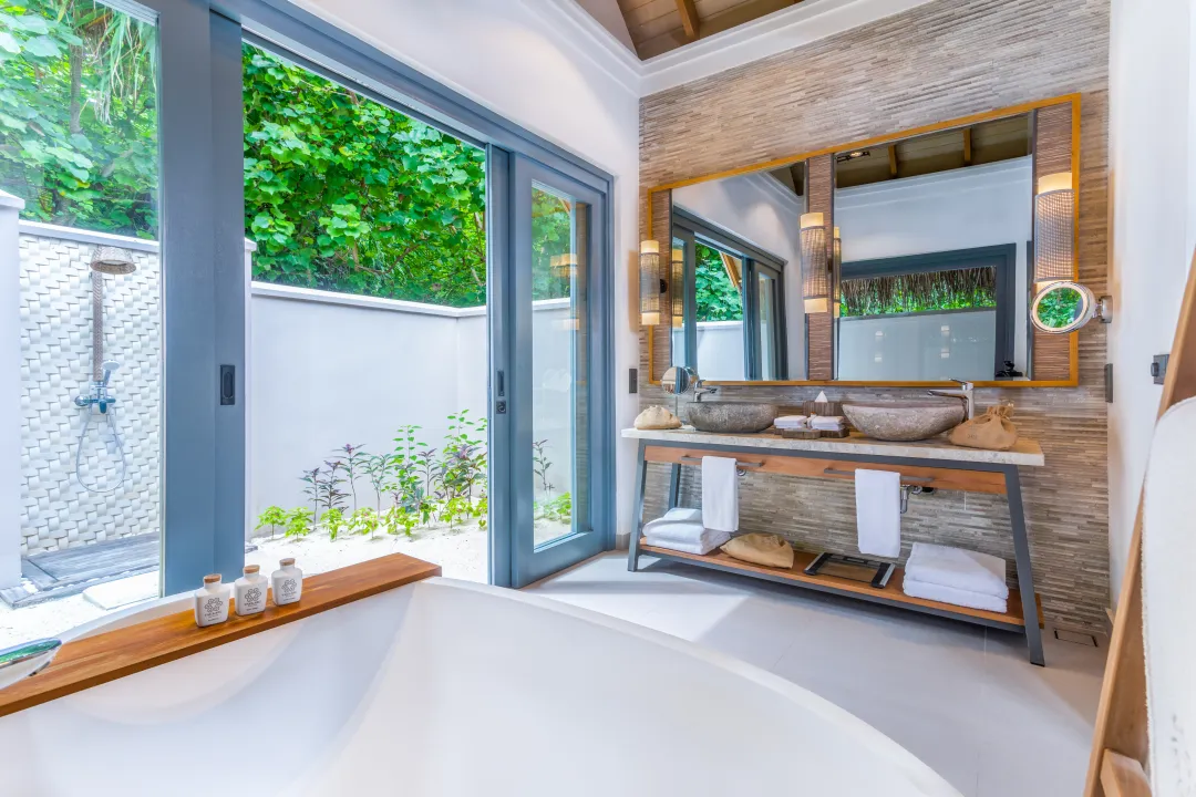 Vakkaru Maldives - Beach Villa with Plunge Pool Bathroom
