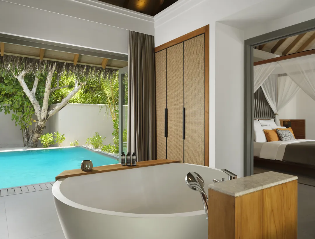 Vakkaru Maldives - One Bedroom Beach Pool Residence - Bathroom and Pool