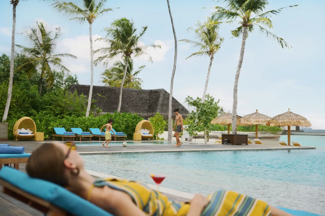 dusitD2 Feydhoo Maldives - Pool Lounge