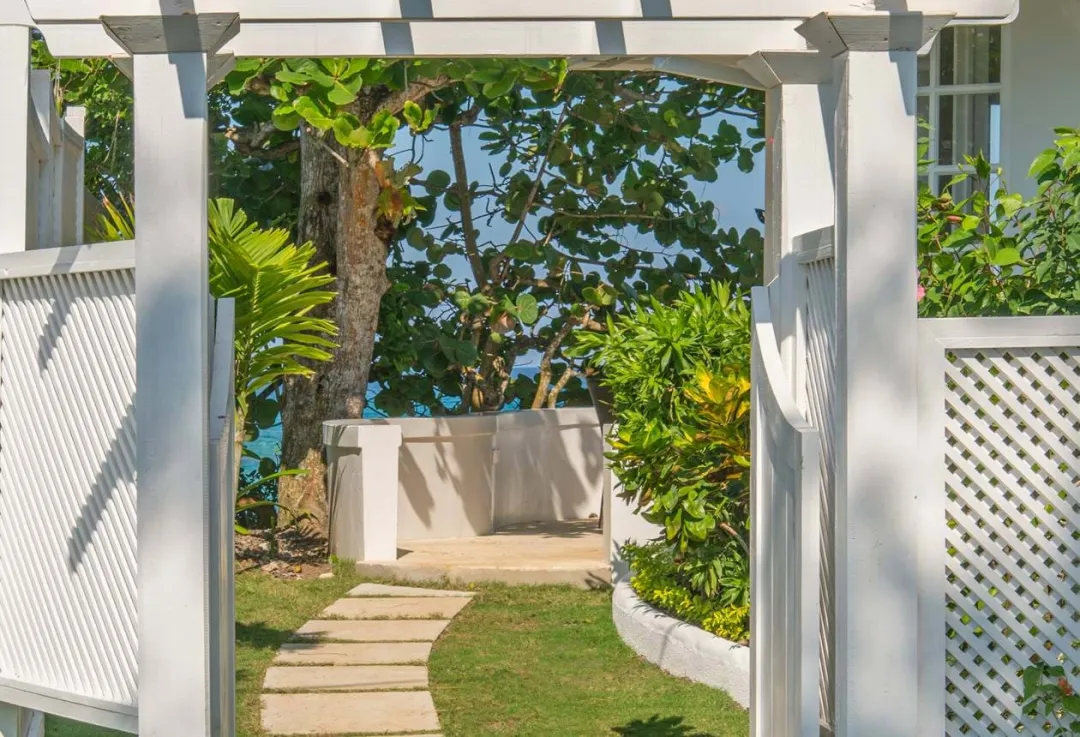 Jamaica-Inn-Path-to-Beach