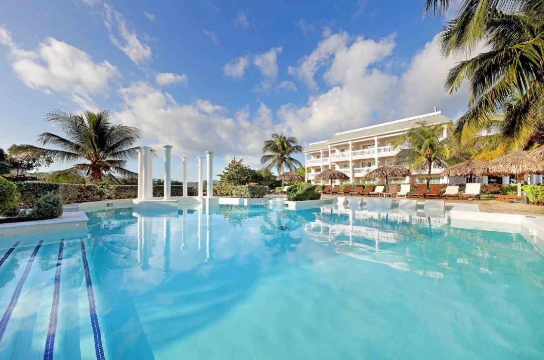 Grand Palladium Lady Hamilton Resort Spa - Pool Lounge