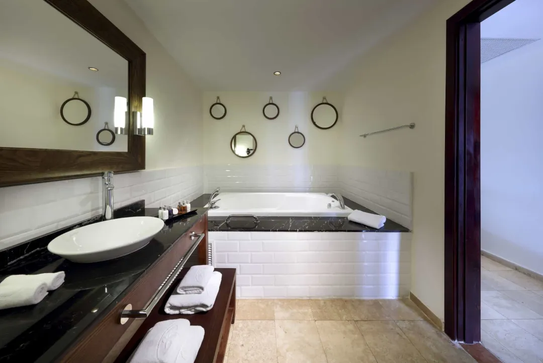 Junior Suite - Bathroom