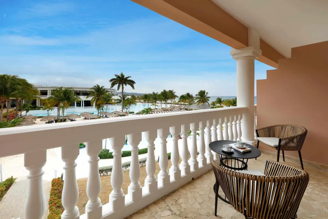 Junior Suite Poolside - Balcony Lounge with View