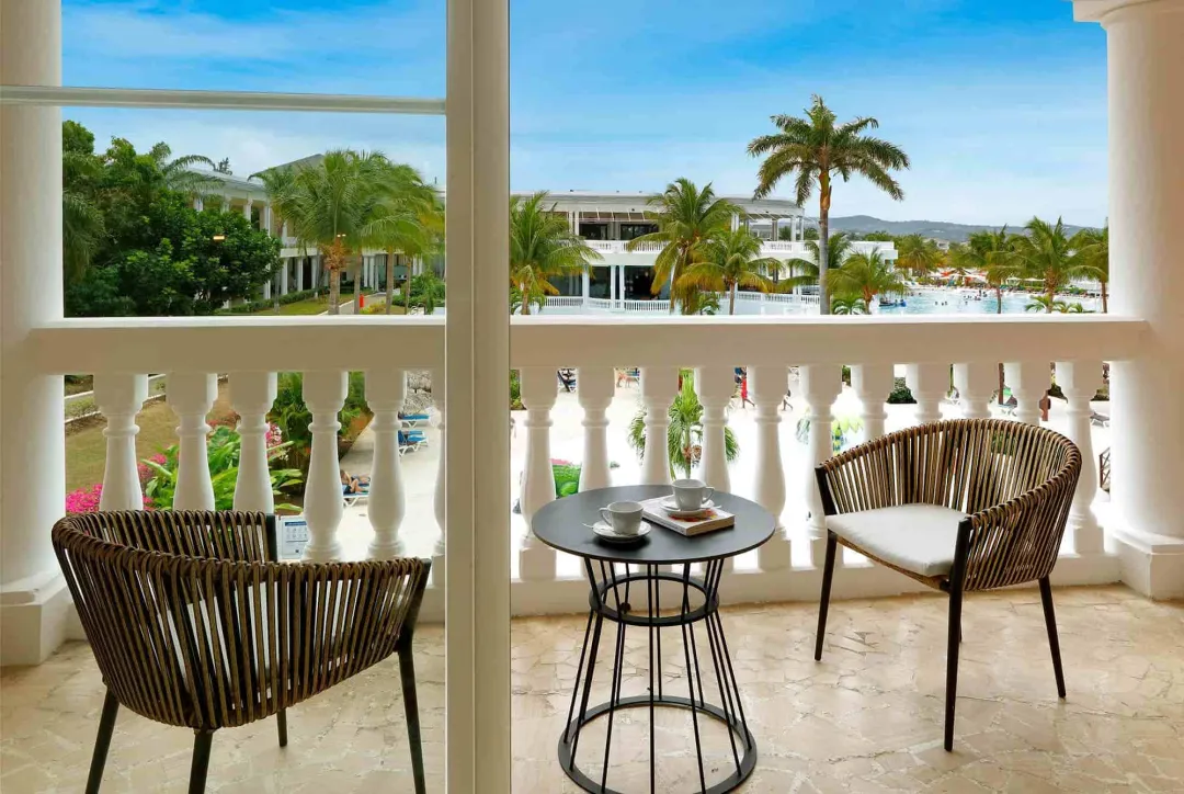 Junior Suite Poolside - Balcony Lounge