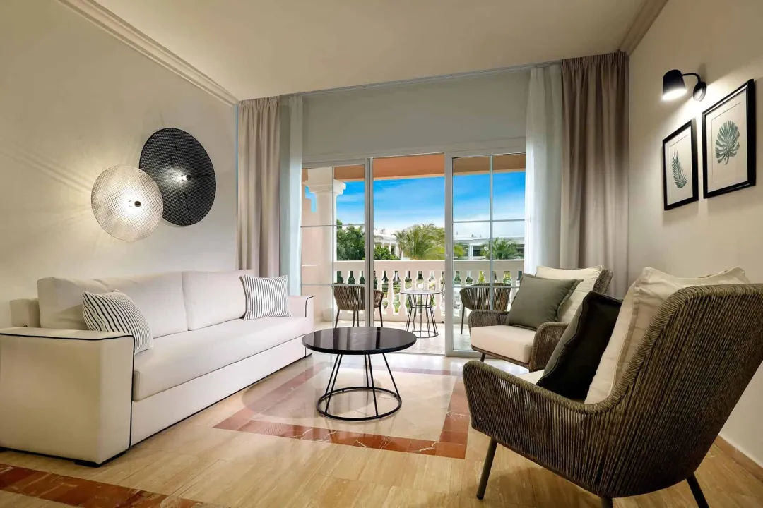 Junior Suite Poolside - Seating Aeria