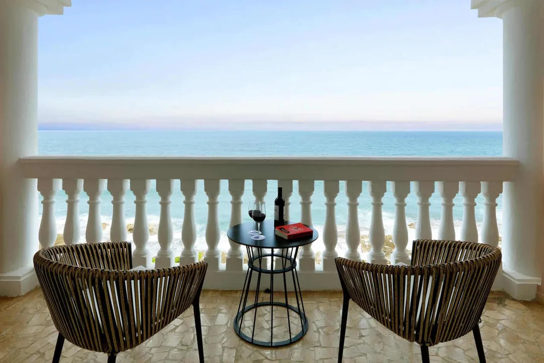 Junior Suite Oceanfront - Balcony Lounge