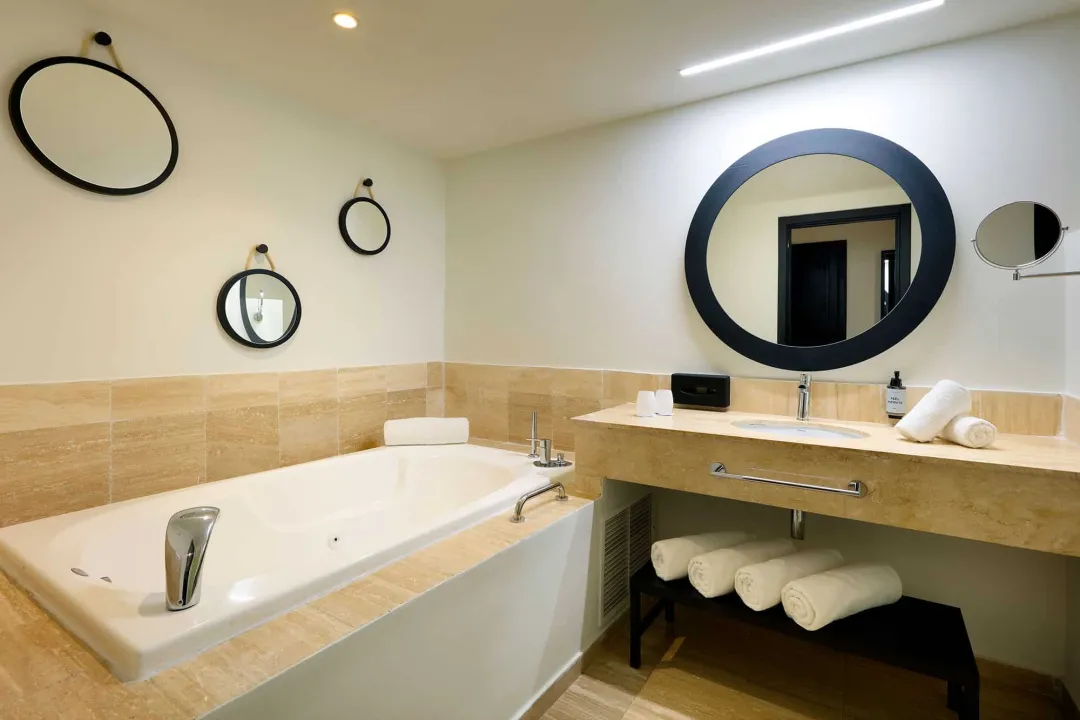 Junior Suite Oceanfront - Bathroom