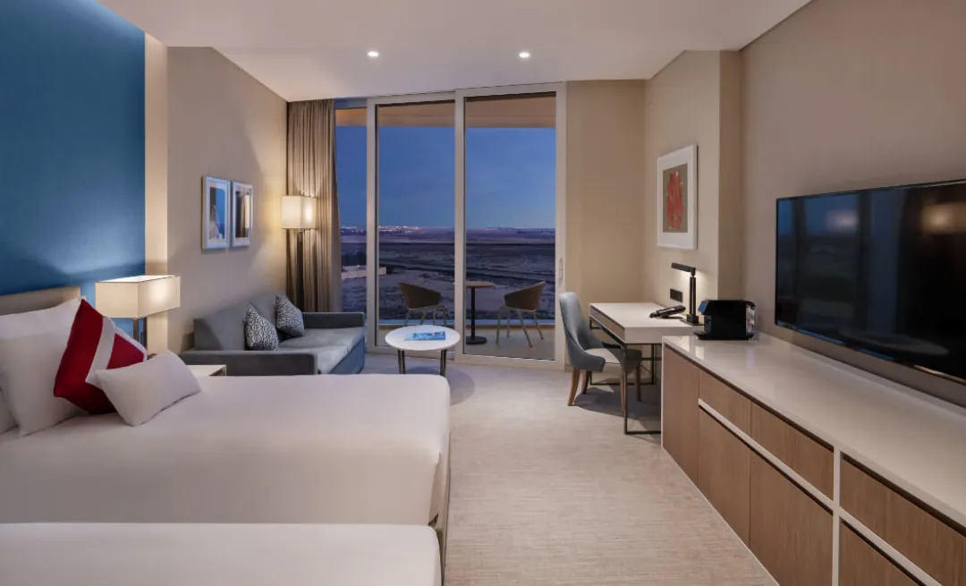 JA Lake View - Deluxe Room - Floor to cieling windows