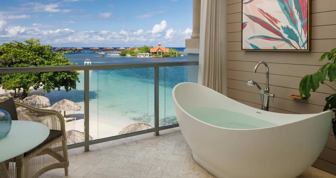 Royal Beachfront Club Suite with Balcony Tranquility Soaking Tub - BCS - Balcony Lounge