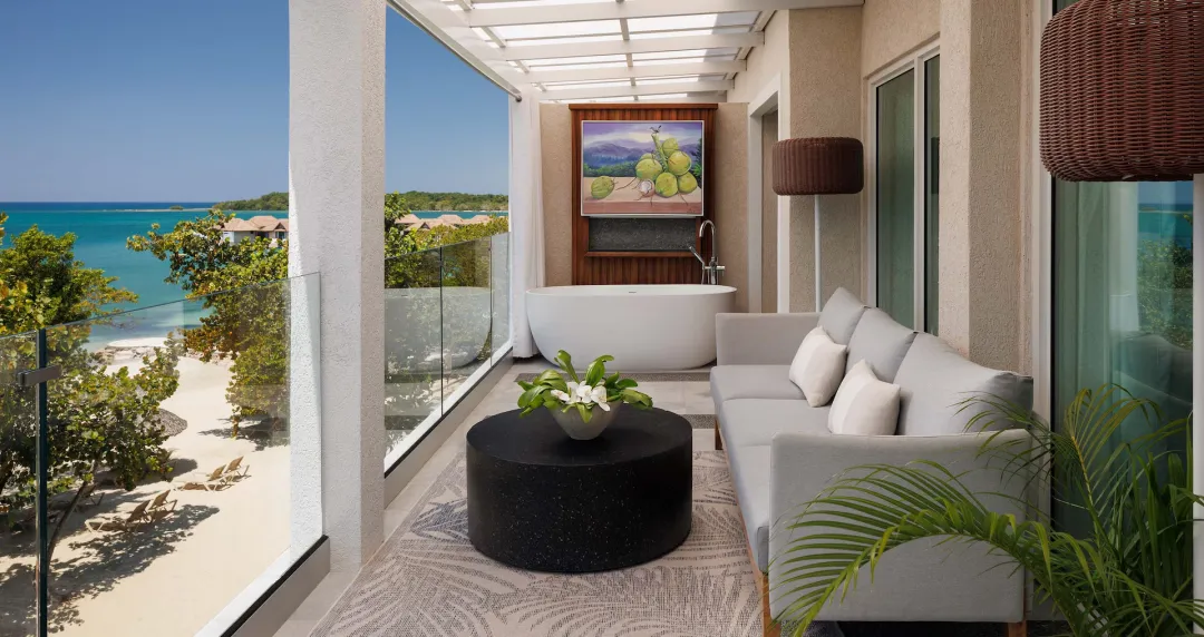 Longbeach Beachfront One Bedroom Butler Suite with Balcony Tranquility Soaking Tub - LB1 - Balcony Lounge