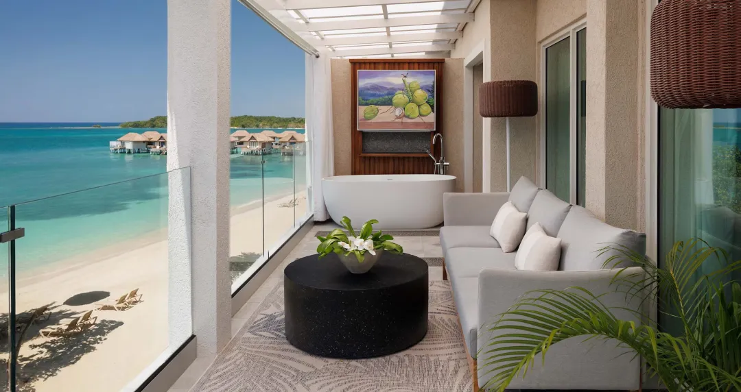 Longbeach Beachfront Penthouse One Bedroom Butler Suite with Balcony Tranquility Soaking Tub - LP1 - Balcony Lounge