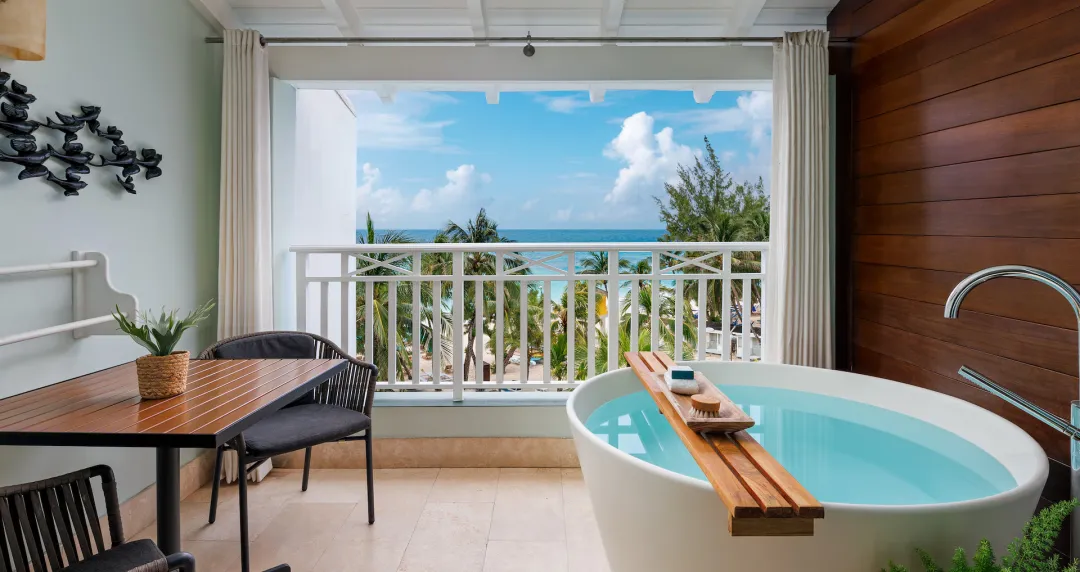 Beachfront Penthouse Club Level Suite with Balcony Tranquility Soaking Tub - OPT - Balcony Lounge
