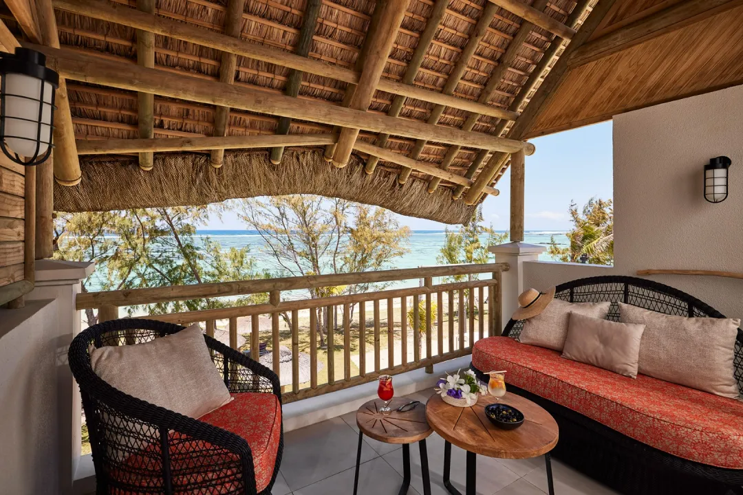 Deluxe Beachfront Room - Balcony Lounge with Sea View