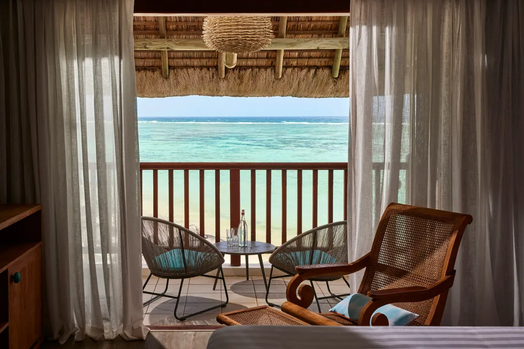 Prestige Beachfront Room - Balcony Lounge with Sea View