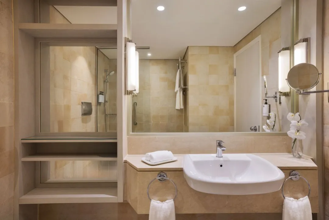Beach-Rotana-Abu-Dhabi-Guest-Room-with-Balcony-Bathroom