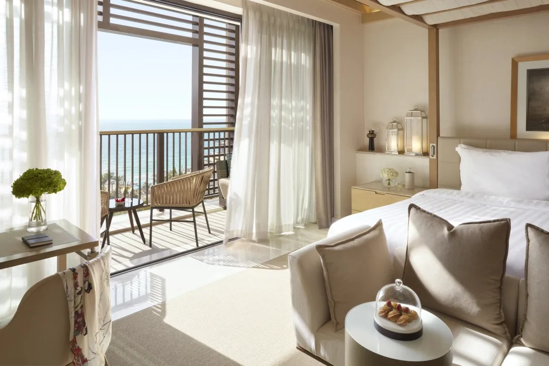 Jumeirah-Al-Naseem-Ocean-Premier-Room-King-Bed
