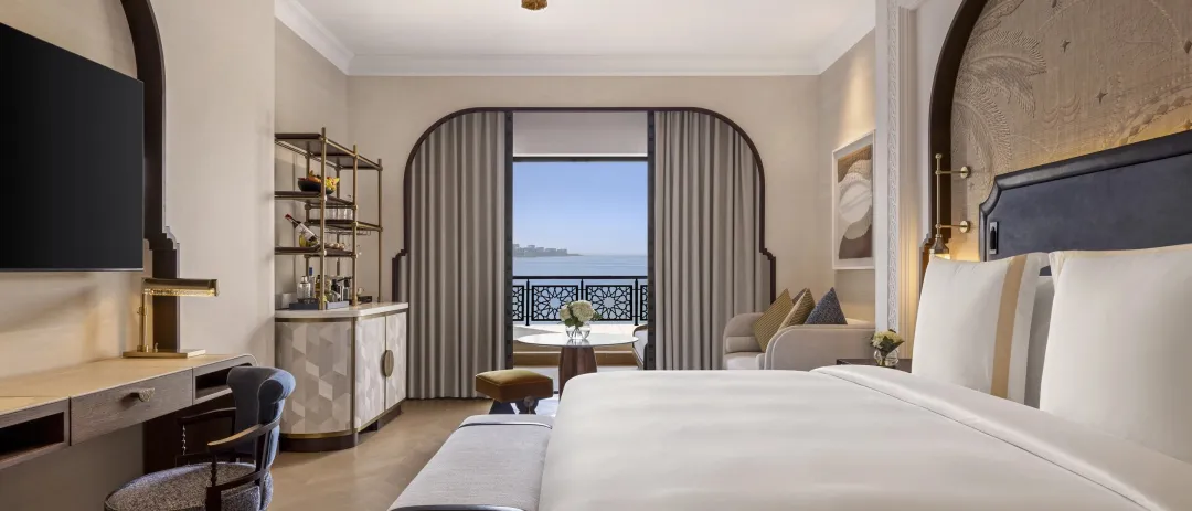 Jumeirah-Zabeel-Saray-Deluxe-Ocean-Skyline-Room-King-Bed