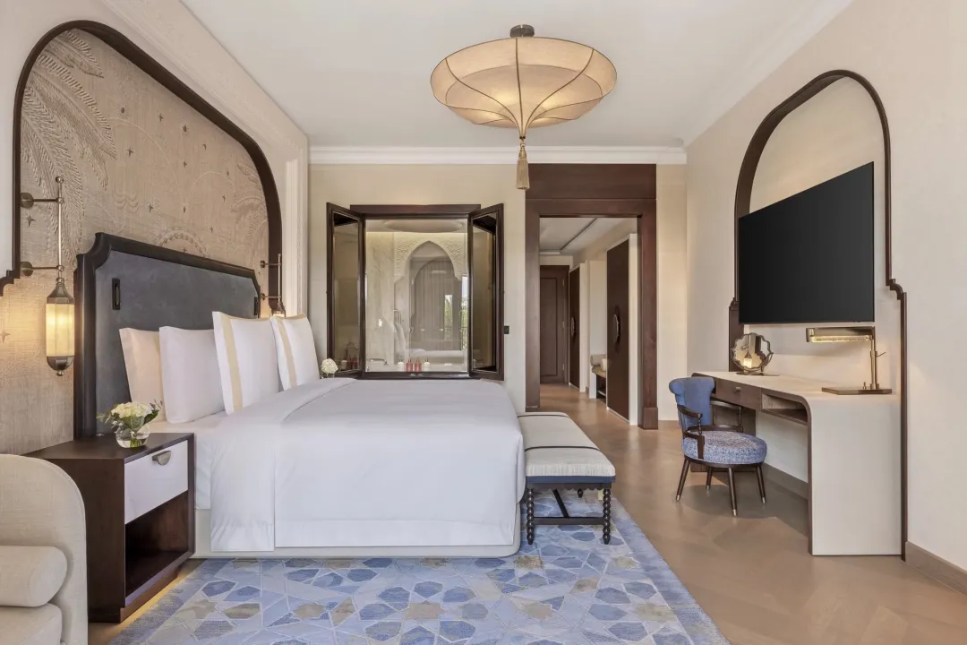 Jumeirah-Zabeel-Saray-Deluxe-Palm-Room-King-Bed