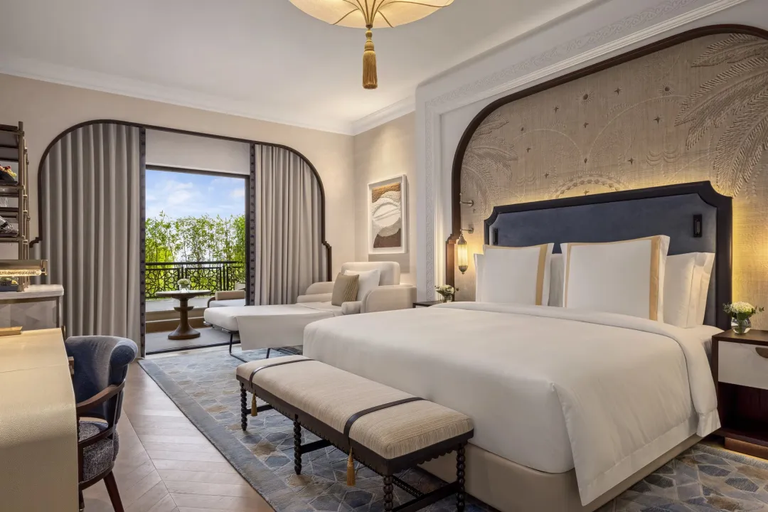 Jumeirah-Zabeel-Saray-Premium-Family-Room-king-Bed