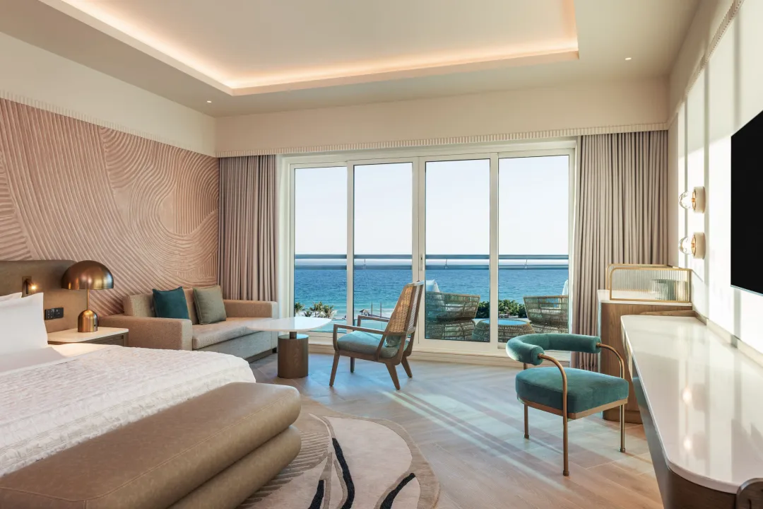 Le-Merdiien-Al-Aqah-Superior-Sea-View-Balcony-King-Bed