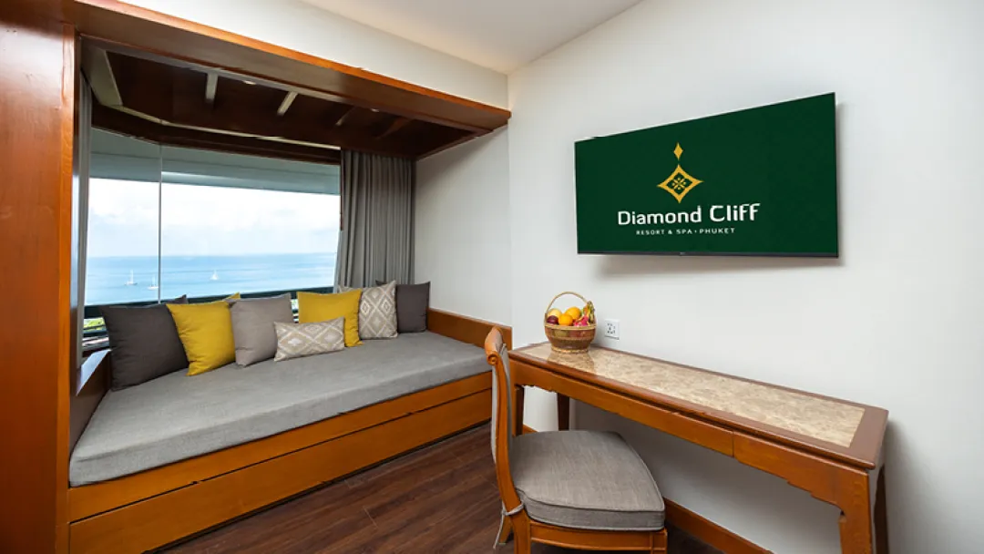 Diamond-Cliff-Grand-Jazuzzi-Suite-Sofa