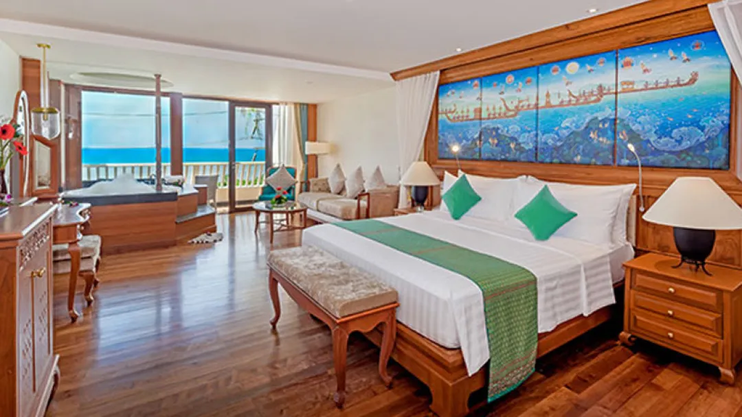 Diamond-Cliff-Jacuzzi-Ocean-Suite-King-Bed