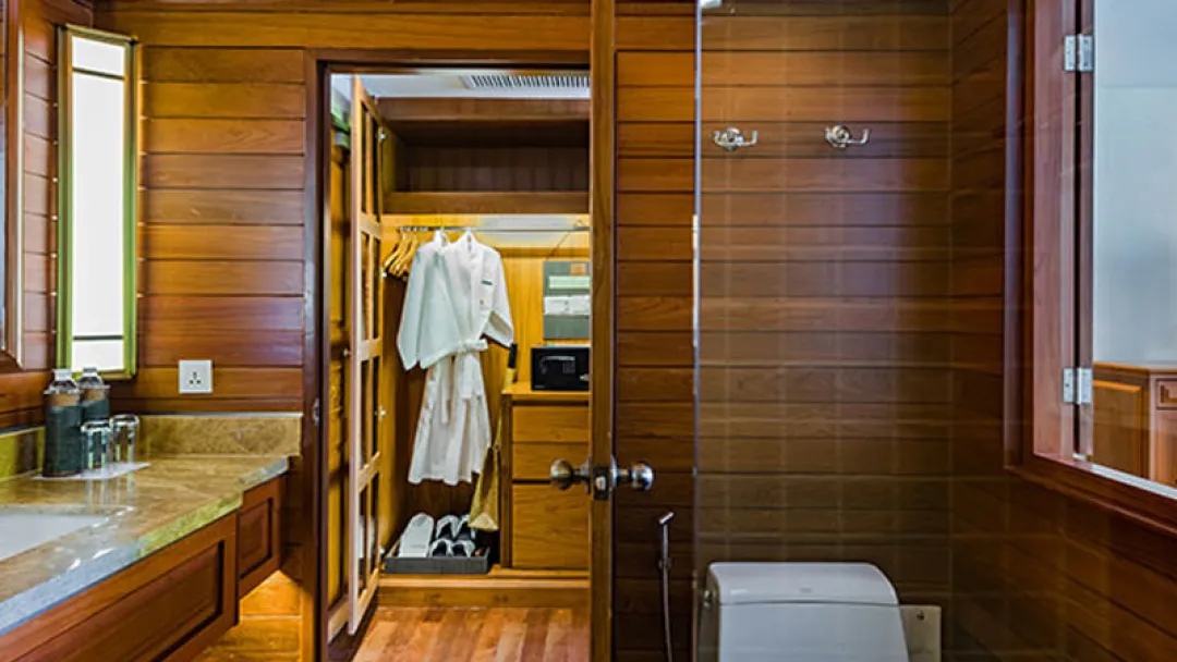 Diamond-Cliff-Jacuzzi-Ocean-Suite-Bathroom