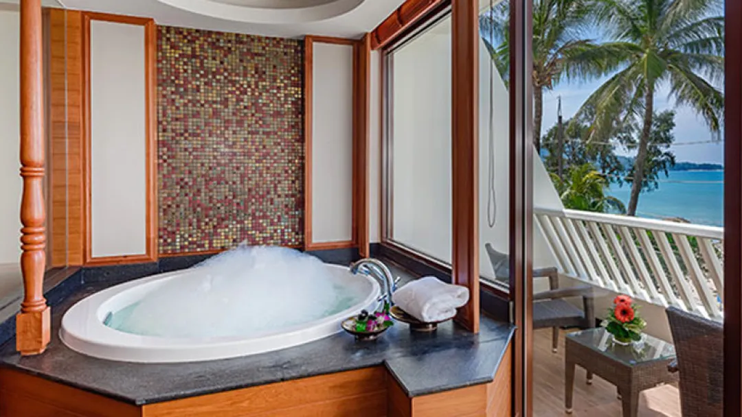 Diamond-Cliff-Jacuzzi-Ocean-Suite-Hydro-tub