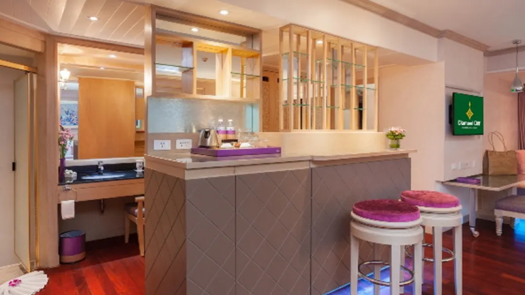 Diamond-Cliff-Diamond-Jacuzzi-Suite-Mini-Bar