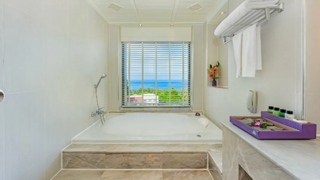 Diamond-Cliff-Diamond-Jacuzzi-Suite-Jacuzzi