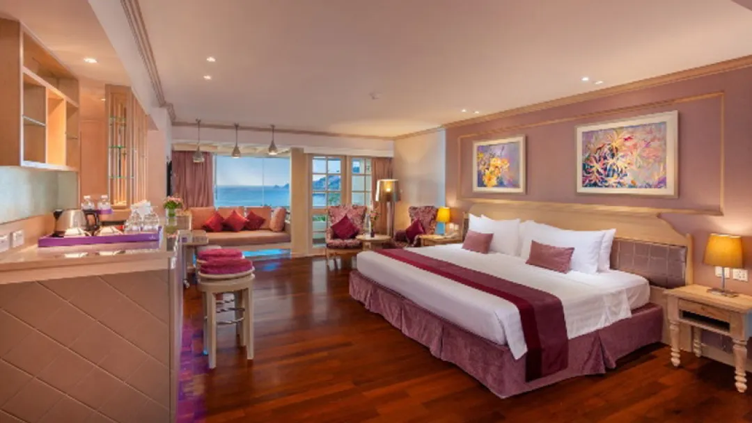 Diamond-Cliff-Diamond-Jacuzzi-Suite-King-Bed