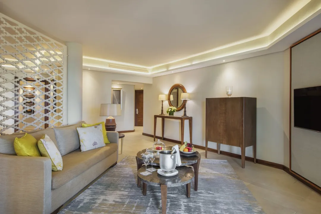 Royal Palm Beachcomber - Family Palm Suite - Living Area