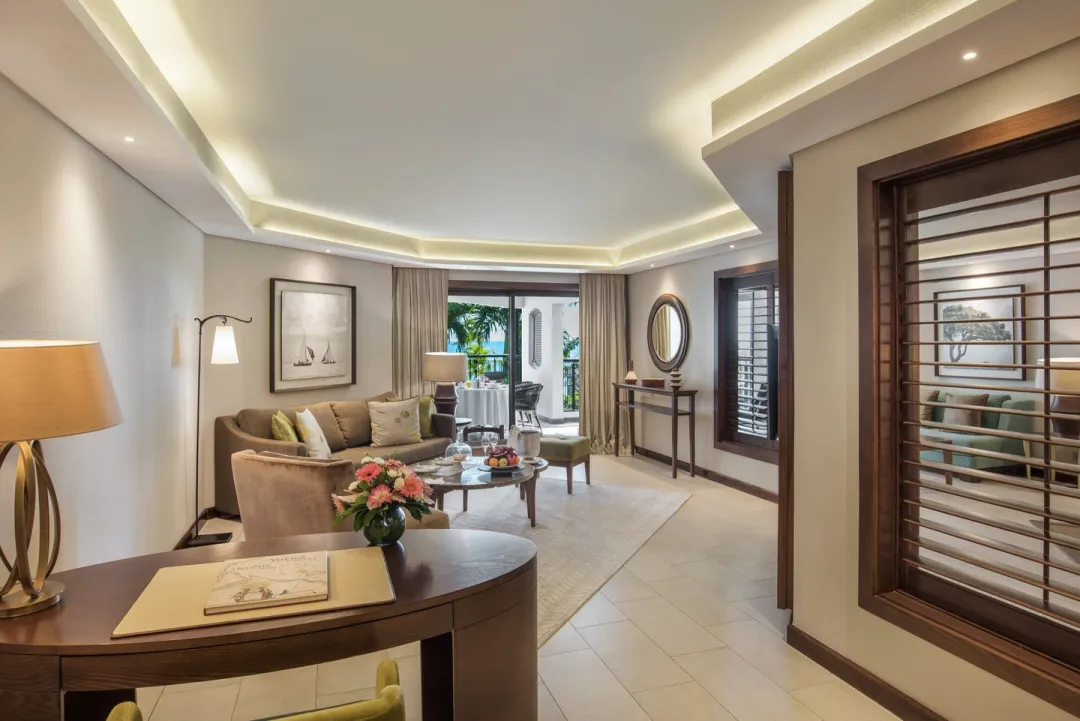 Royal Palm Beachcomber - Senior Suite - Living Space