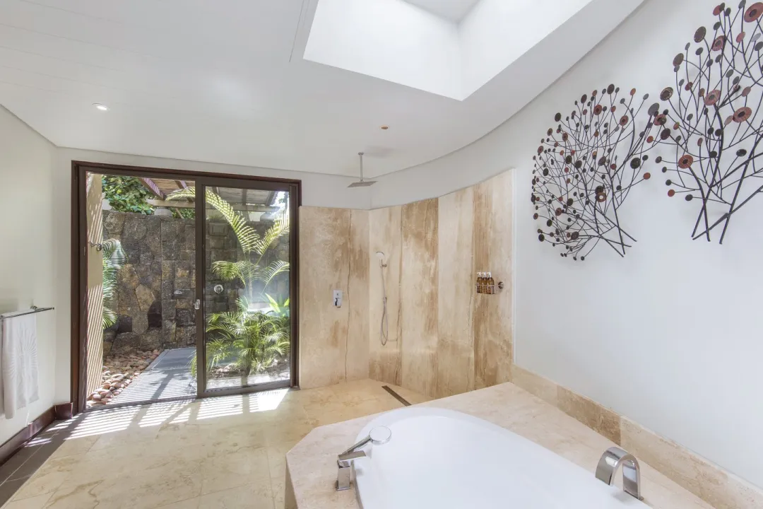 Beachfront Suite with Pool - Bathroom with View