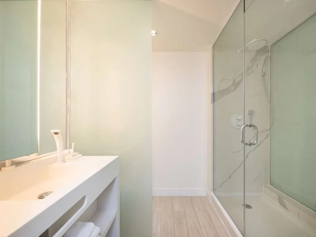 Ocean View Two Queens - Bathroom