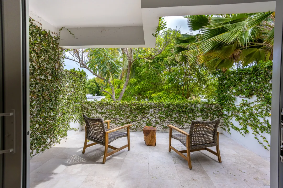 Garden View Studio Suite King Bed - Terrace Lounge