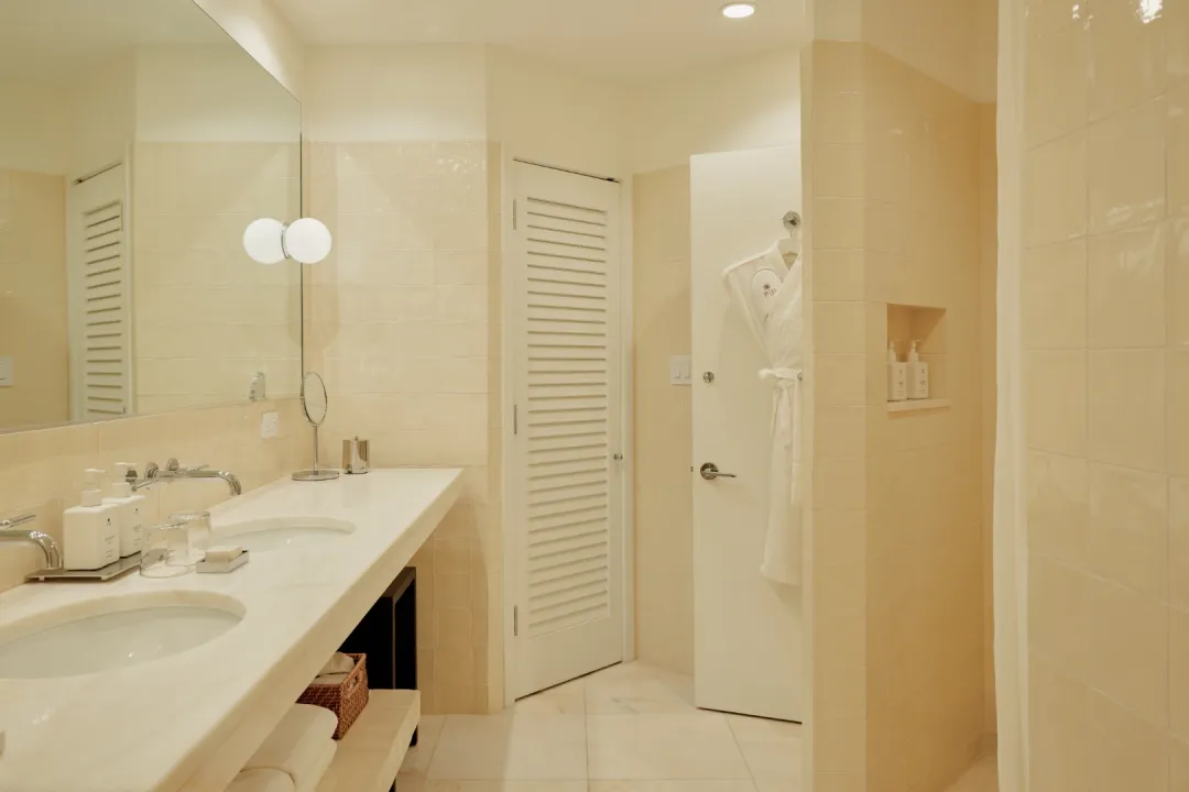 Palm-Heights-One-Bedroom-Oceanview-Suite-Bathroom