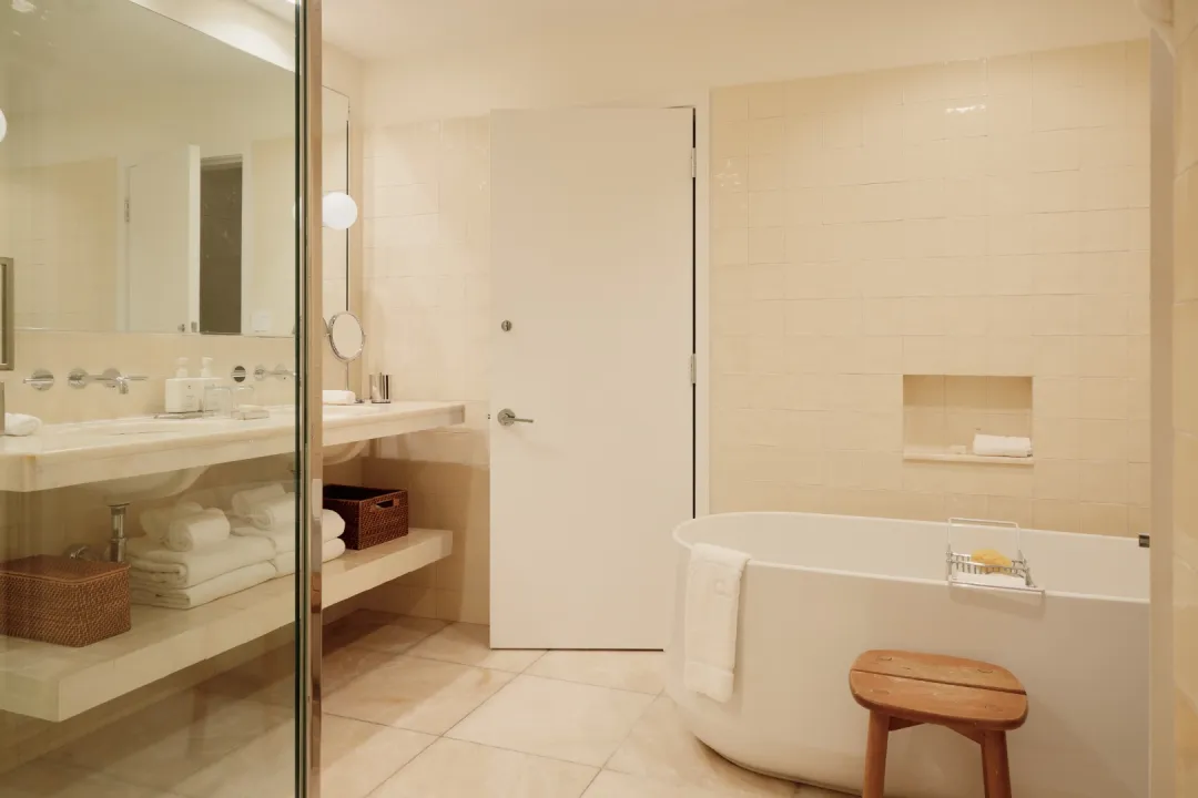 Palm-Heights-Grand-Cayman-One-Bedroom-Deluxe-Ocean-Facing-Suite-Bathroom