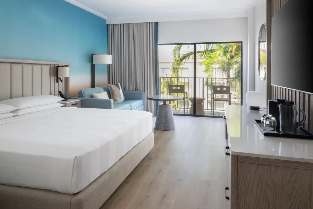 Grand-Cayman-Marriott-Resort-Courtyard-View-Room-King-Bed
