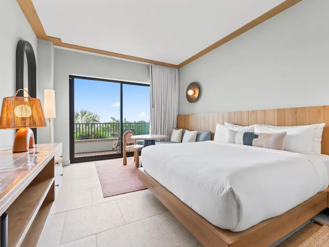 Hotel-Indigo-Pool-View-King-Bed