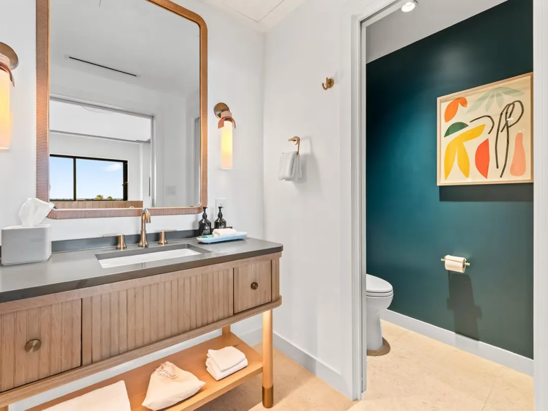 Hotel-Indigo-Pool-View-Bathroom