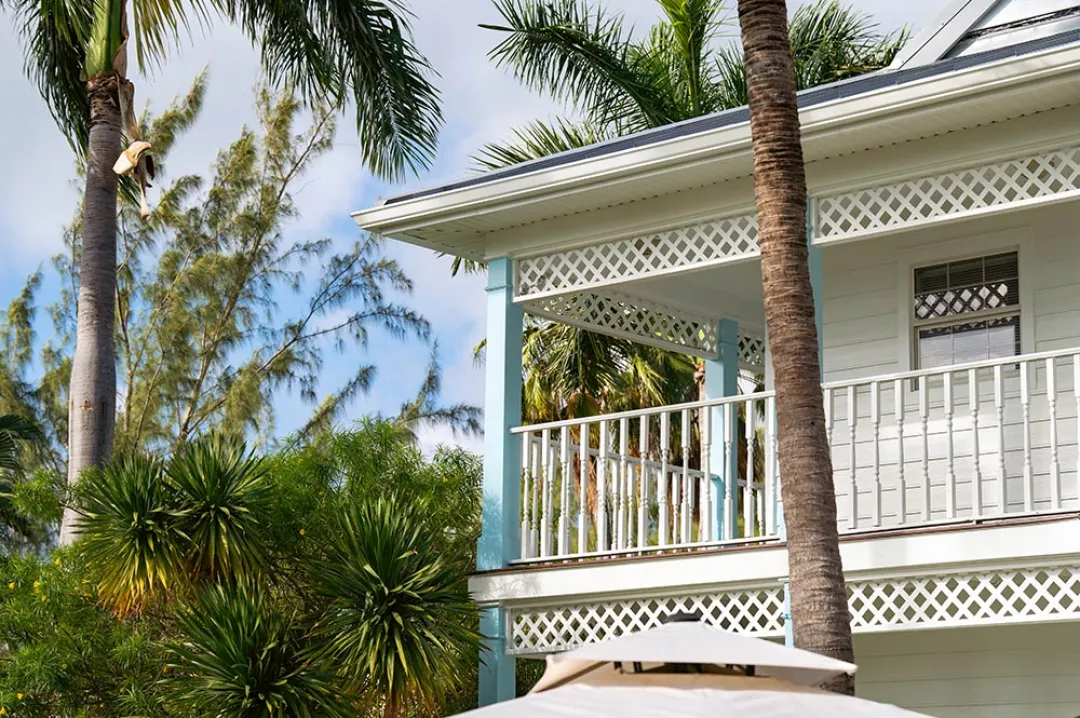 Sunshine Hotel and Suites - Shared Balcony