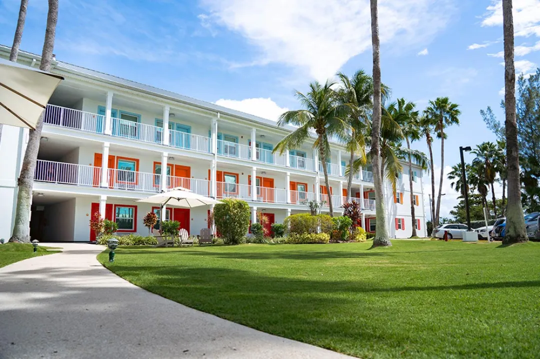 Sunshine Hotel and Suites - Lawn Area