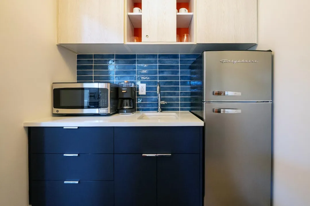 Sunsine Hotel and Suites - Studio Suite - Fridge and Microwave