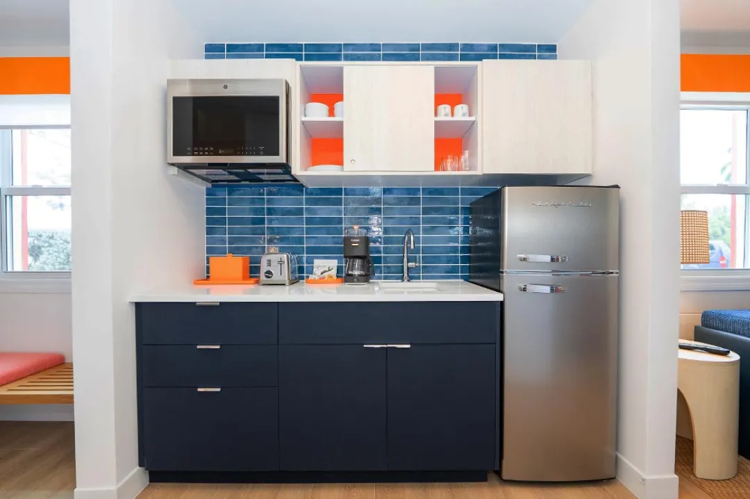 Sunsine Hotel and Suites - One Bedroom Suite - Fridge and Microwave