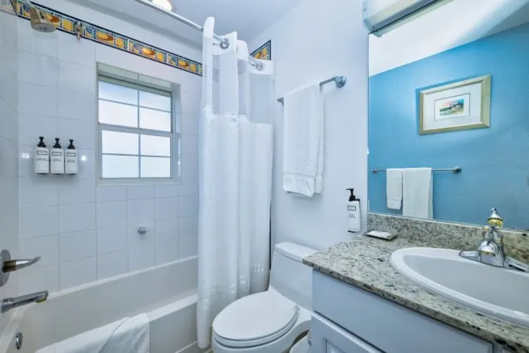 The-Reef-Beach-Resort-Beachfront-Studio-Bathroom