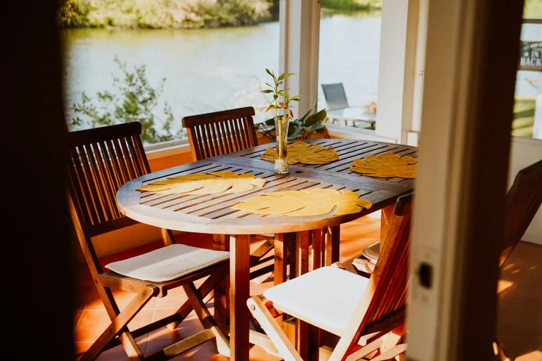 Shangri-La-Cayman-Islands-Hibiscus-Room-Dining-Table