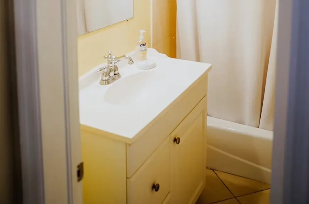 Shangri-La-Cayman-Islands-Hibiscus-Room-Bathroom-sink
