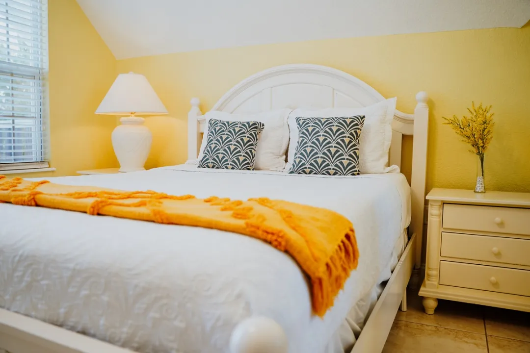 Shangri-La-Cayman-Islands-Hibiscus-Room-King-Bed