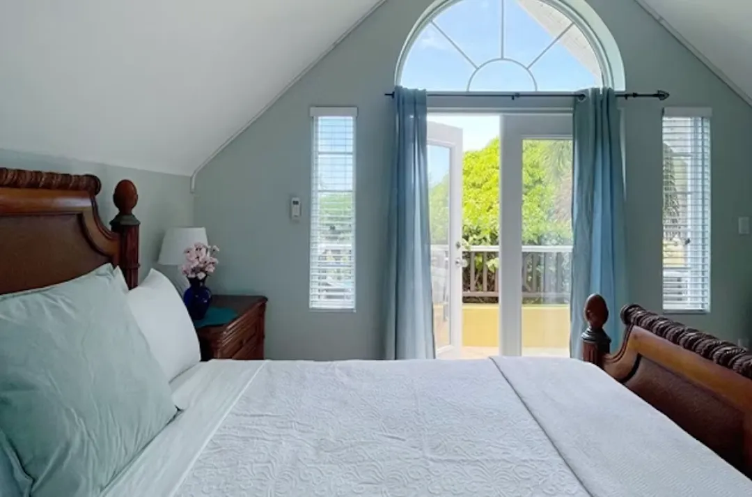 Shangri-La-Cayman-Islands-King-Bed